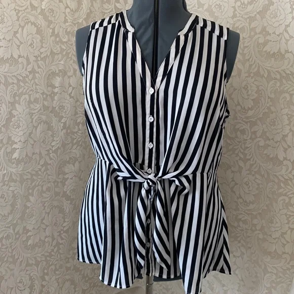 ❌SOLD❌TORRID PEPLUM GEORGETTE BUTTON-FRONT TIE-FRONT BLOUSE - Picture 4 of 9